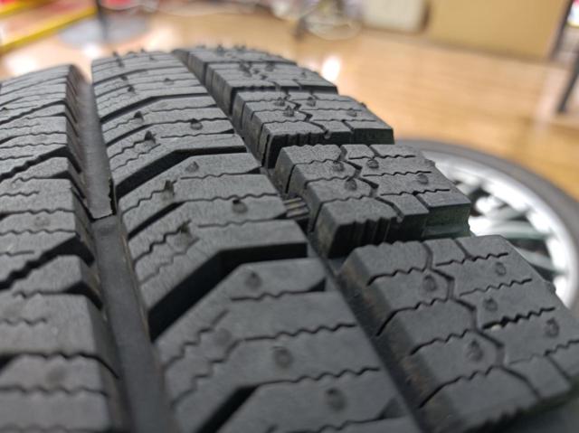 HOT
STUFF
Exceeder
E05+BRIDGESTONE
BLIZZAK
VRX2
79Q