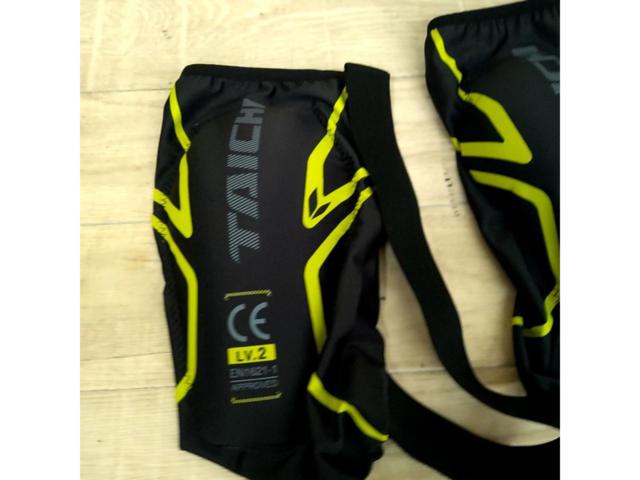 RSタイチ TRV080 ステルス CE ニーガード LV2 サイズM