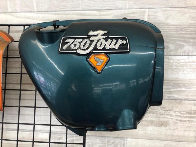 ☆ガレージのインテリアに!!☆ HONDA(ホンダ) CB750Four 純正 サイドカバー 右側 4枚セット