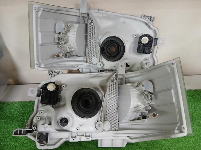 トヨタ純正 200系ハイエース4型純正ハロゲンヘッドライト