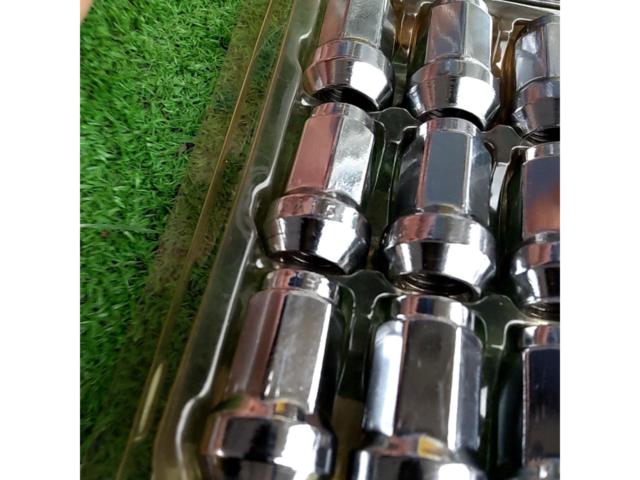XRAY
Wheel lock silver nuts
Sixteen
P1.5 × M12