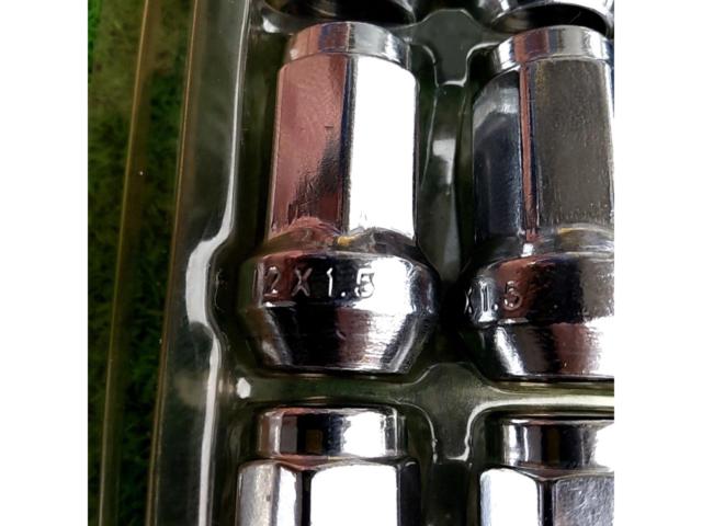 XRAY
Wheel lock silver nuts
Sixteen
P1.5 × M12