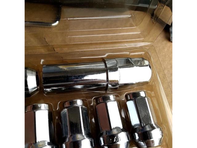 XRAY
Wheel lock silver nuts
Sixteen
P1.5 × M12