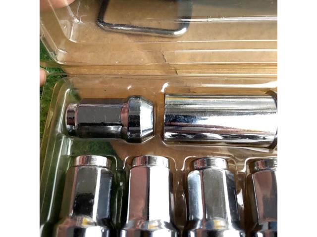 XRAY
Wheel lock silver nuts
Sixteen
P1.5 × M12