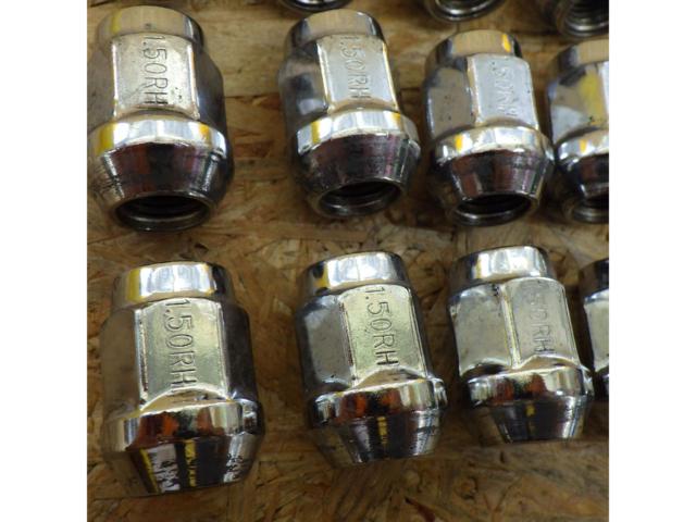 Unknown Manufacturer
Chrome-plated wheel nuts M12xP1.5
19 HEX
20]