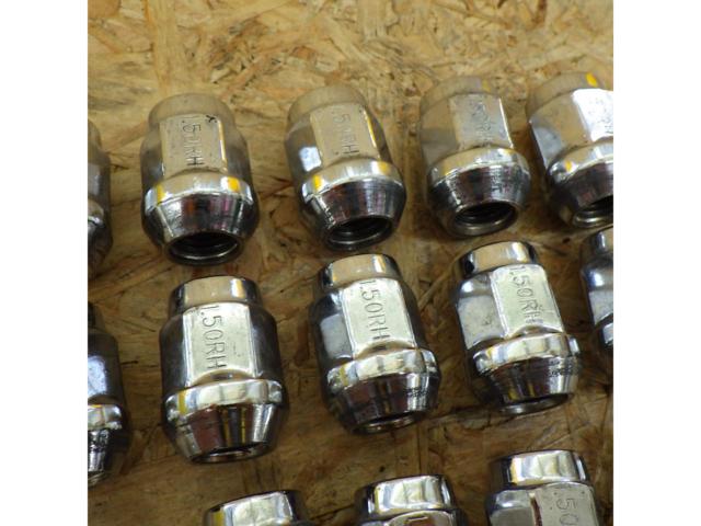 Unknown Manufacturer
Chrome-plated wheel nuts M12xP1.5
19 HEX
20]
