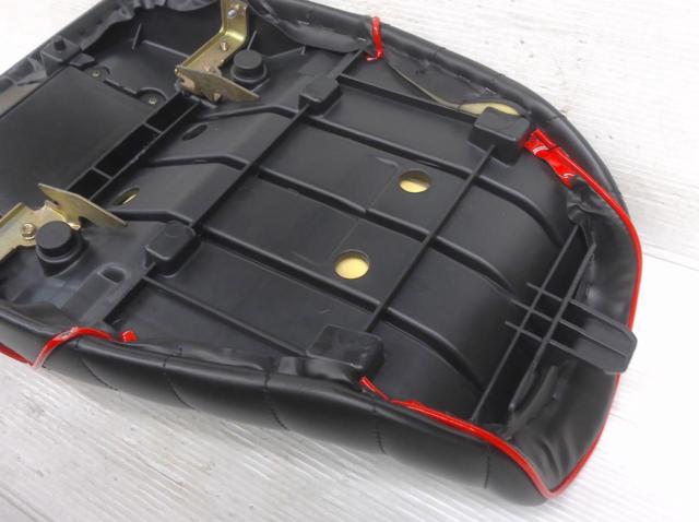 メーカー不明 タックロールシート ブラックxレッド 〔ゼファー 400 ’94年〕 Z09222