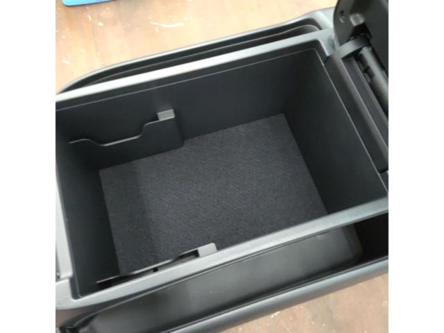 Toyota
Hiace 200
Genuine center console