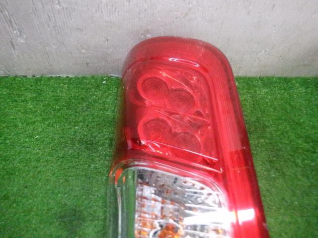 Unknown Manufacturer
Genuine shape tail lens