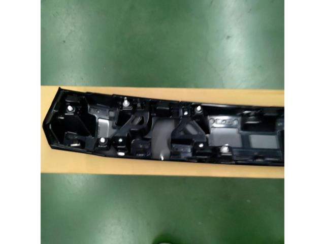三菱 デリカD:5/CV1W 後期 純正リアガーニッシュ/テールゲートガーニッシュ