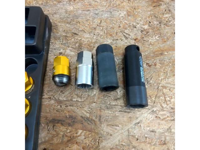 Kics
LEGGDURA
RACING
Shell
Type
Lock
&amp;
Nut
Set
20 pcs set