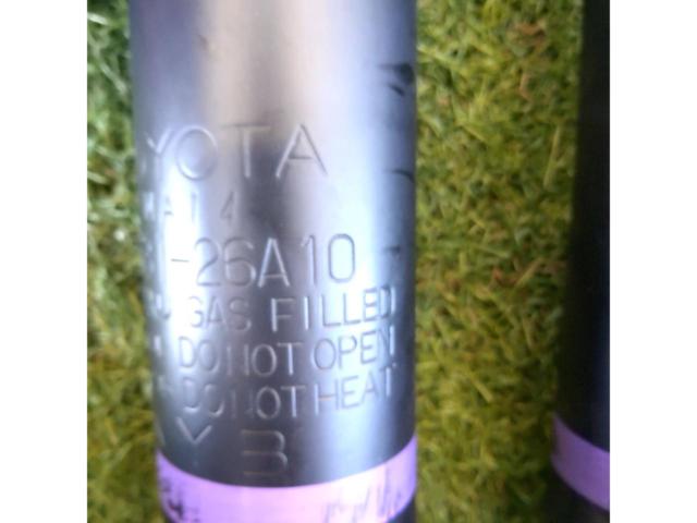 【ワケアリ】【トヨタ純正】200系ハイエース純正 ショックアブソーバー 品番48531-26A10/48511-26750