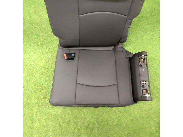 三菱純正(MITSUBISHI) デリカD:5 前期 純正 3列目シート サードシート 右側のみ