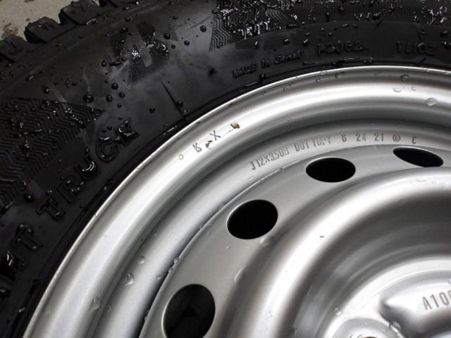 1. Genuine Suzuki part
Carry
Genuine steel wheels + BRIDGESTONE BLIZZAK
VL10