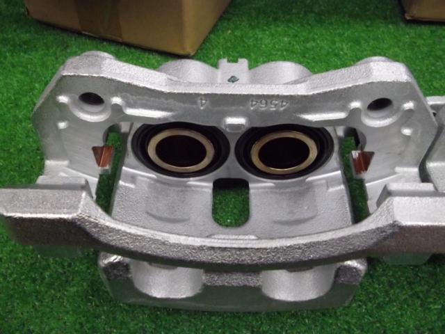 日産純正  フロントキャリパー(左右セット)  41001-7DA0A セレナ/C28 