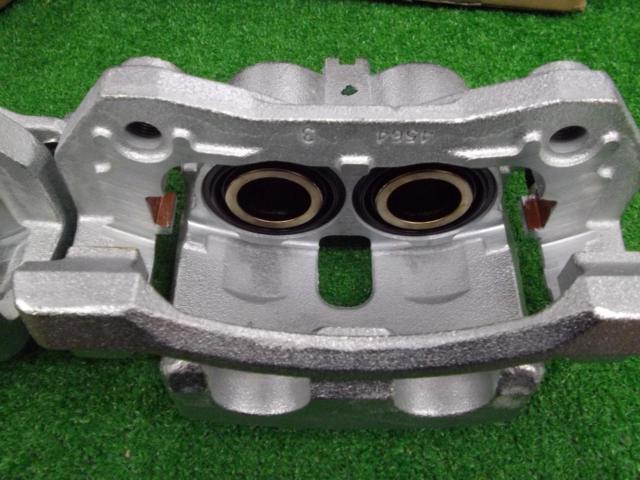 日産純正  フロントキャリパー(左右セット)  41001-7DA0A セレナ/C28 