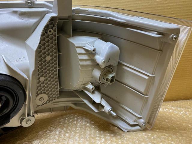 Toyota genuine Hiace
Headlight
KOITO
26-131
Right