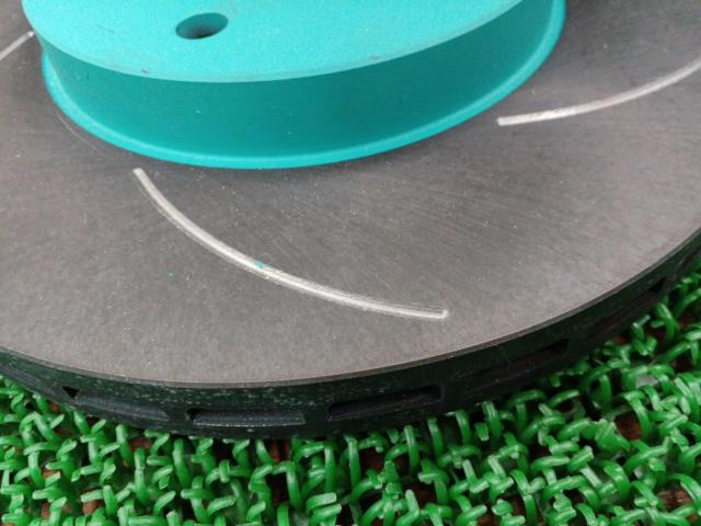 Project μ
SCR
Pure
Plus
Front slotted brake rotor (driver's side only)