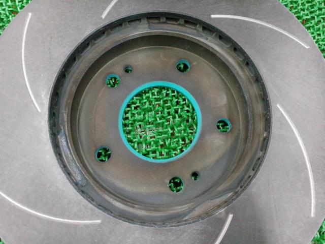 Project μ
SCR
Pure
Plus
Front slotted brake rotor (driver's side only)
