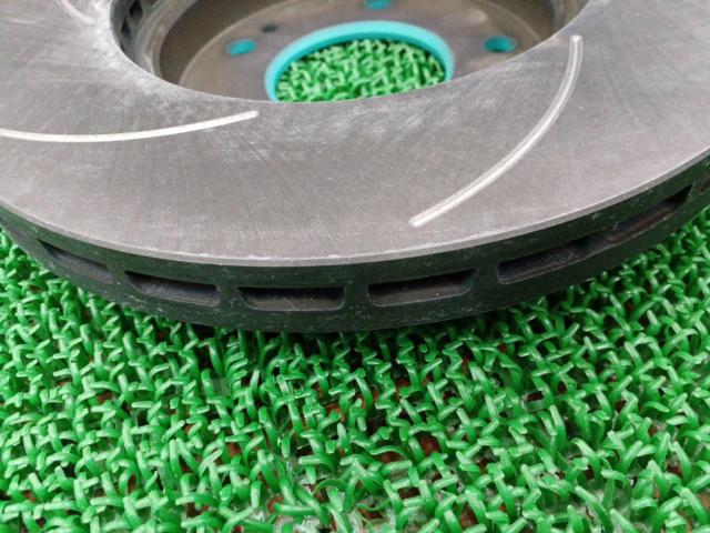 Project μ
SCR
Pure
Plus
Front slotted brake rotor (driver's side only)