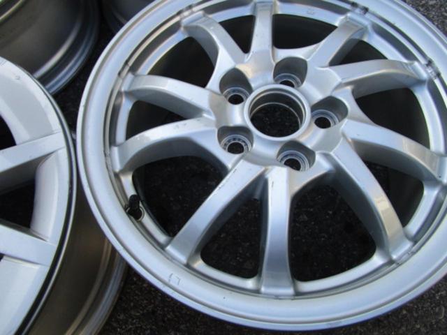 Toyota genuine
Prius α original wheel