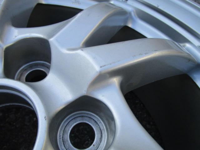 Toyota genuine
Prius α original wheel