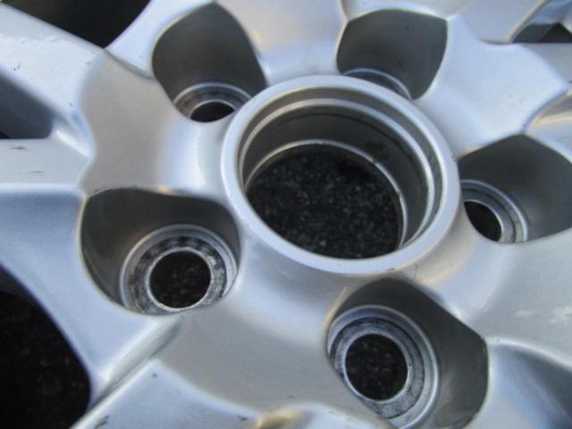 Toyota genuine
Prius α original wheel