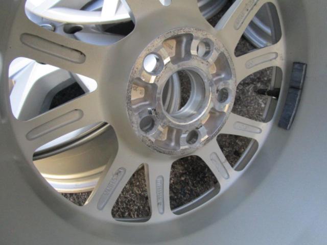 Toyota genuine
Prius α original wheel