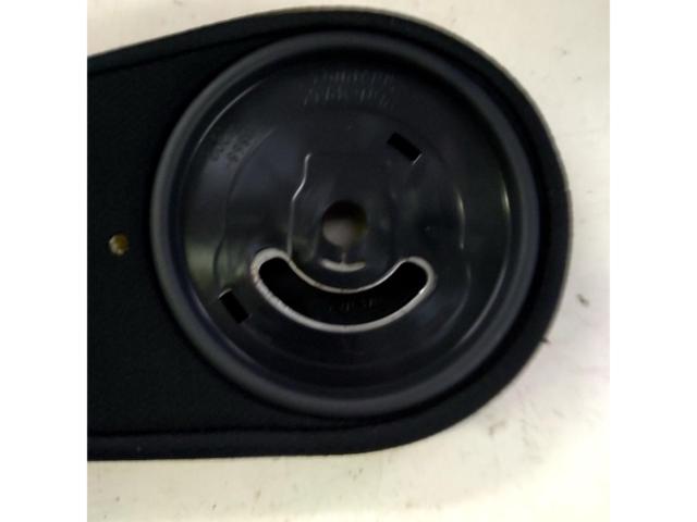 TOYOTA
Roomy genuine armrest