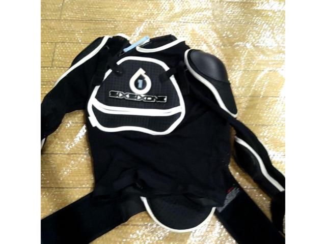 SIXSIXONE (Six Six One)
Body protector