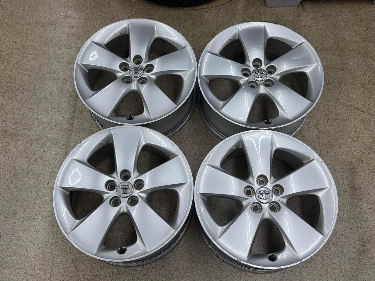 【トヨタ純正】 30系プリウス Sツーリング 純正ホイール