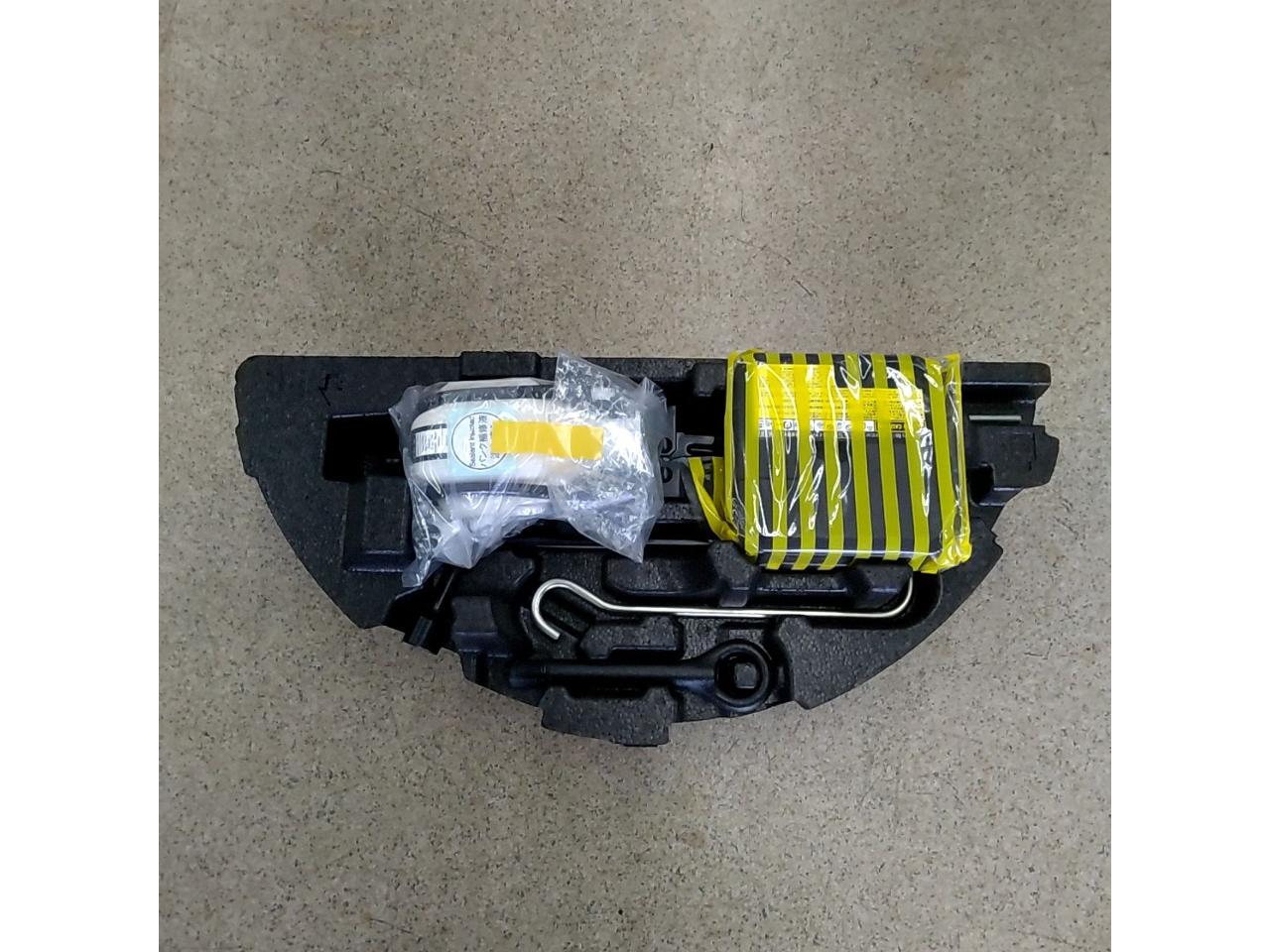 Genuine Toyota Prius α parts
In-vehicle tool set (64777-47070)