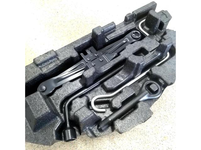 Genuine Toyota Prius α parts
In-vehicle tool set (64777-47070)