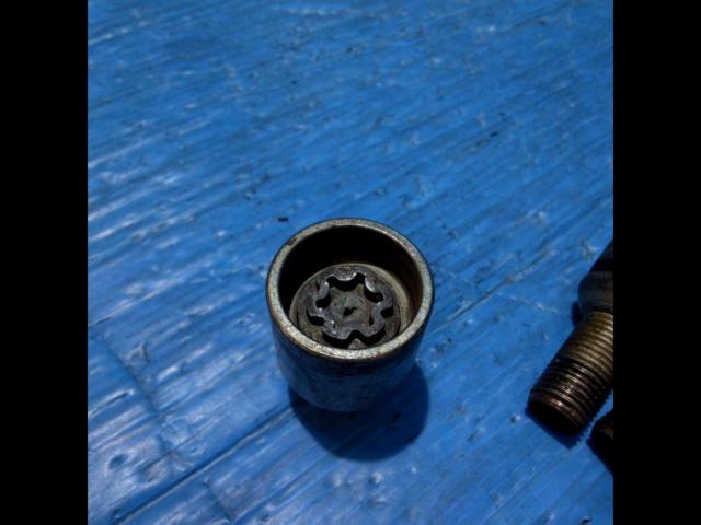 メーカー不明  ホイールロックボルト  M14xP1.5  首下: 約27mm  球面座