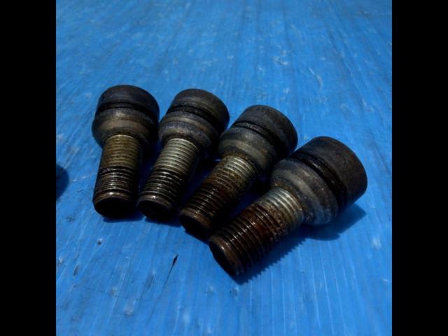 メーカー不明  ホイールロックボルト  M14xP1.5  首下: 約27mm  球面座