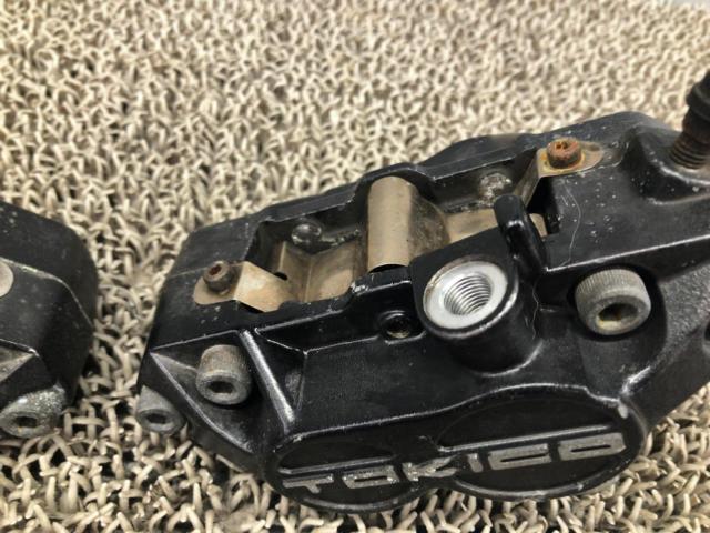 SUZUKI 純正フロントブレーキキャリパー