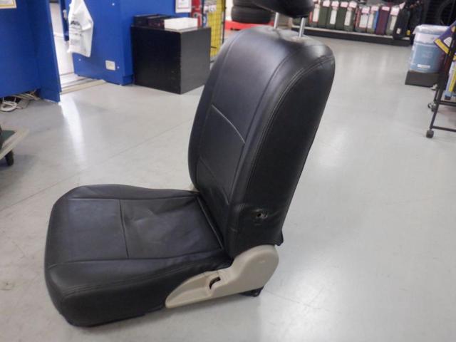 Suzuki genuine
Driver's seat