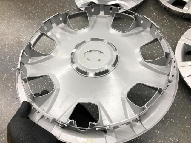 トヨタ純正 200系ハイエース 4型以降 純正15インチ ホイールキャップ