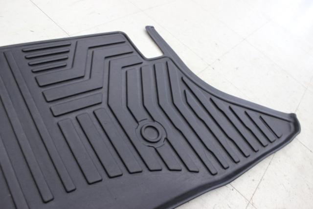 200系ハイエース【メーカー不明】セカンドシート用マット