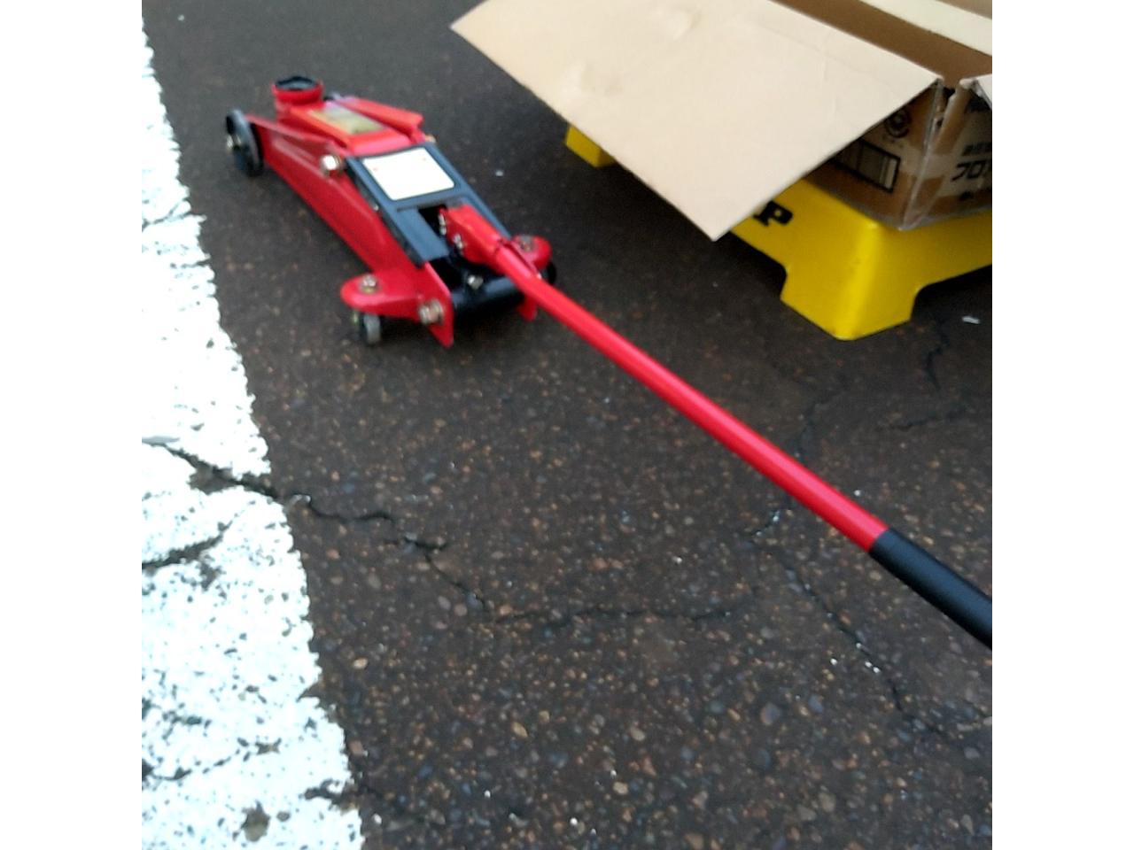 BAL
3 tons hydraulic floor jack