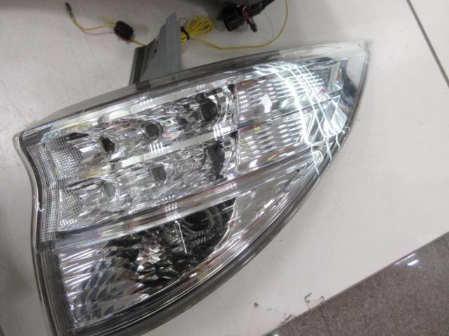 Toyota genuine Estima
50 system
Mid-cycle genuine clear taillights