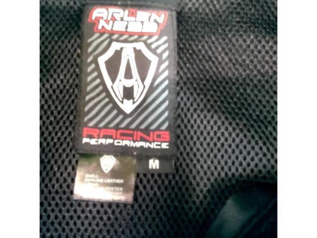 ARLENNESS レーシングスーツ