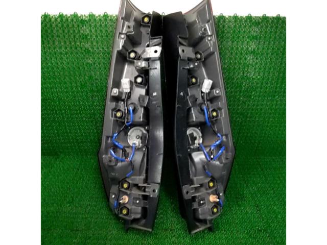 【トヨタ純正】80系ノア 前期純正テールレンズ