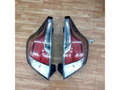大人気商品!! 【トヨタ純正】 NHP10系/アクア中期純正テールレンズ