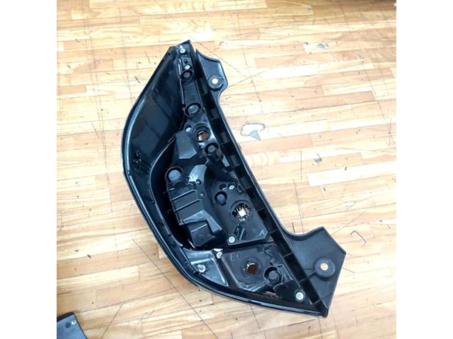 大人気商品!! 【トヨタ純正】 NHP10系/アクア中期純正テールレンズ