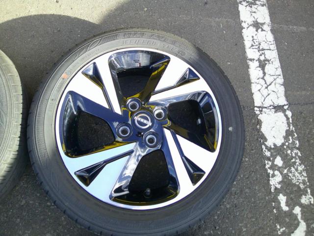 Nissan
Days original wheel
+ DUNLOP
ENASAVE
EC300 +