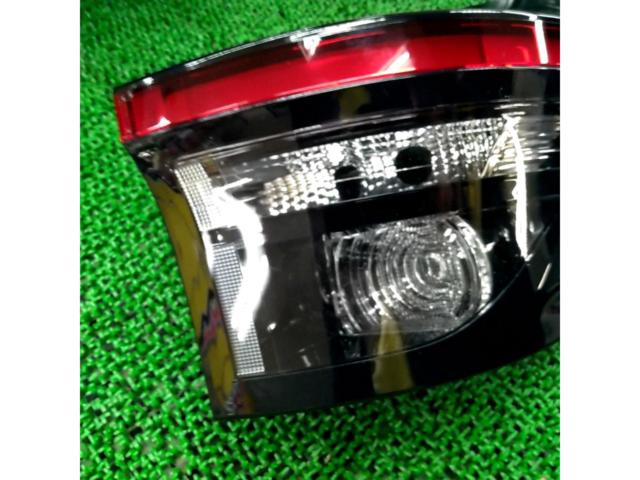 トヨタ純正 ヤリスクロス 10系 テールレンズ 運転席外側のみ
