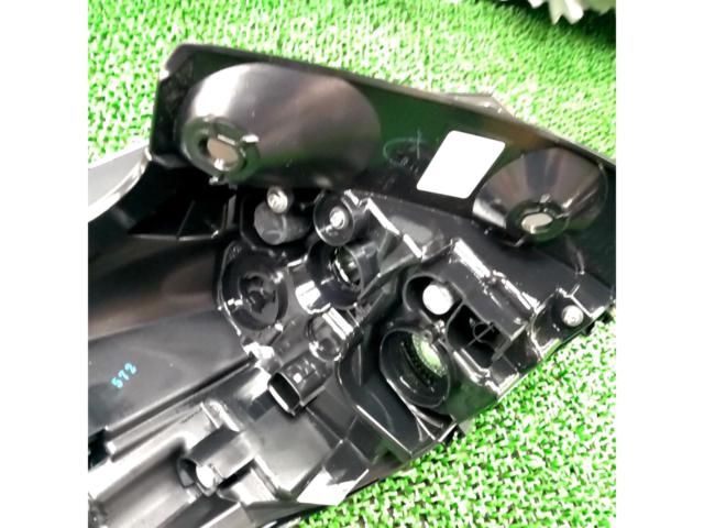 トヨタ純正 ヤリスクロス 10系 テールレンズ 運転席外側のみ