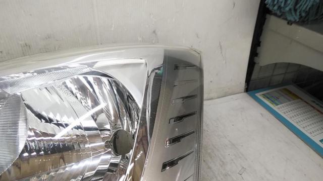 Only on the left side DAIHATSU genuine
Headlight