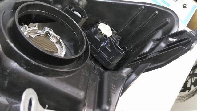 Only on the left side DAIHATSU genuine
Headlight